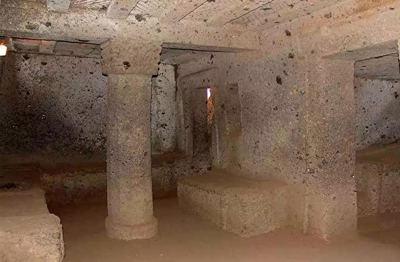 Ogni lingua risente degli eventi storici del paese e quindi delle invasioni, più o meno violente, sul proprio territorio di altri conquistatori.