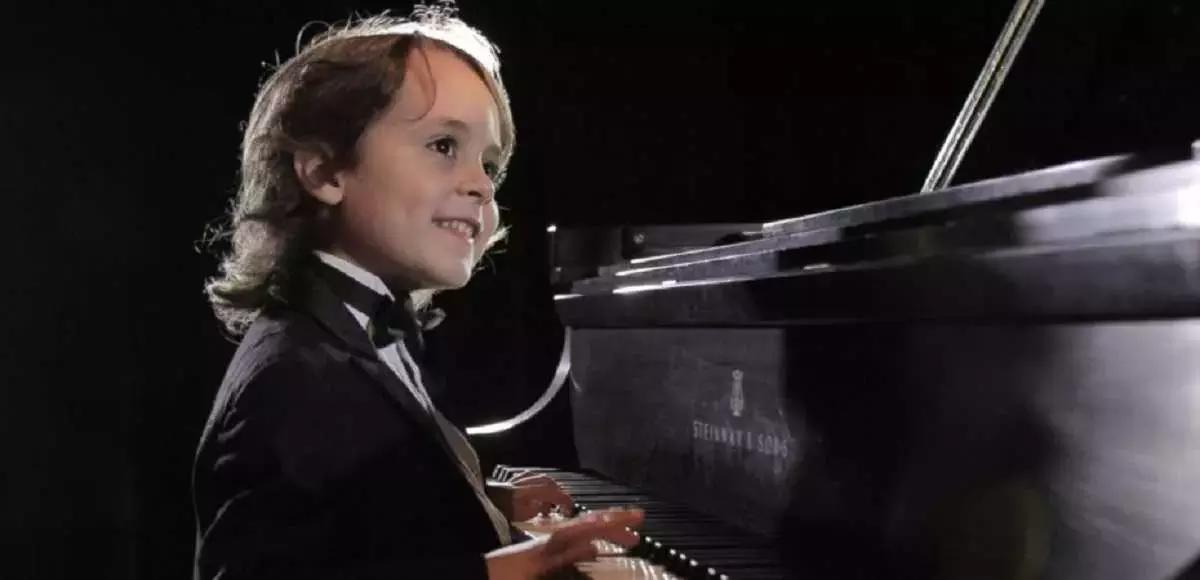 Socialità, sensibilità, intelligenza sono solo alcune delle doti che tuo figlio potrà sviluppare grazie allo studio del piano.