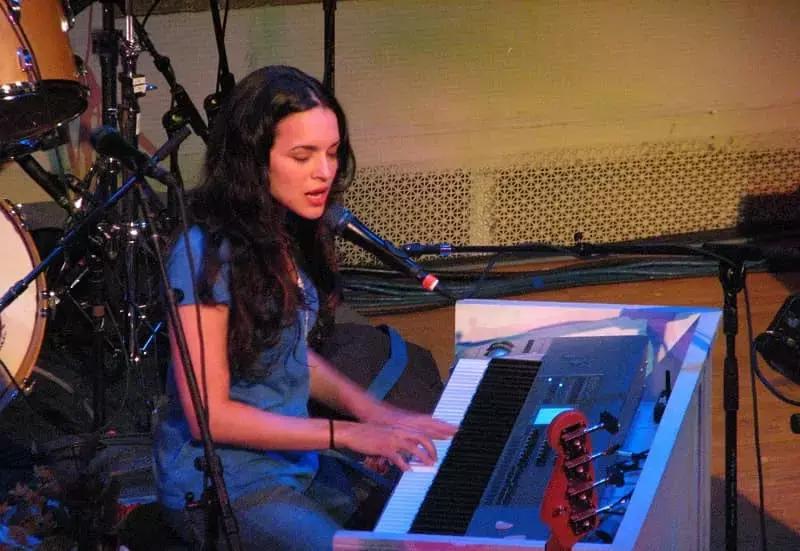 Norah Jones, immersa nel mondo della musica fin da piccola, ha trovato la sua strada nel vocal jazz.