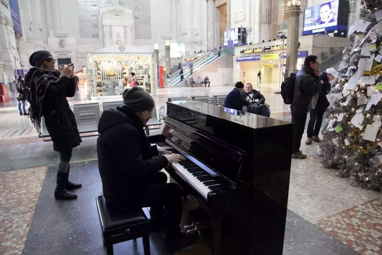 Puoi imparare a suonare il piano o perfezionarti in una scuola di musica a Napoli. 