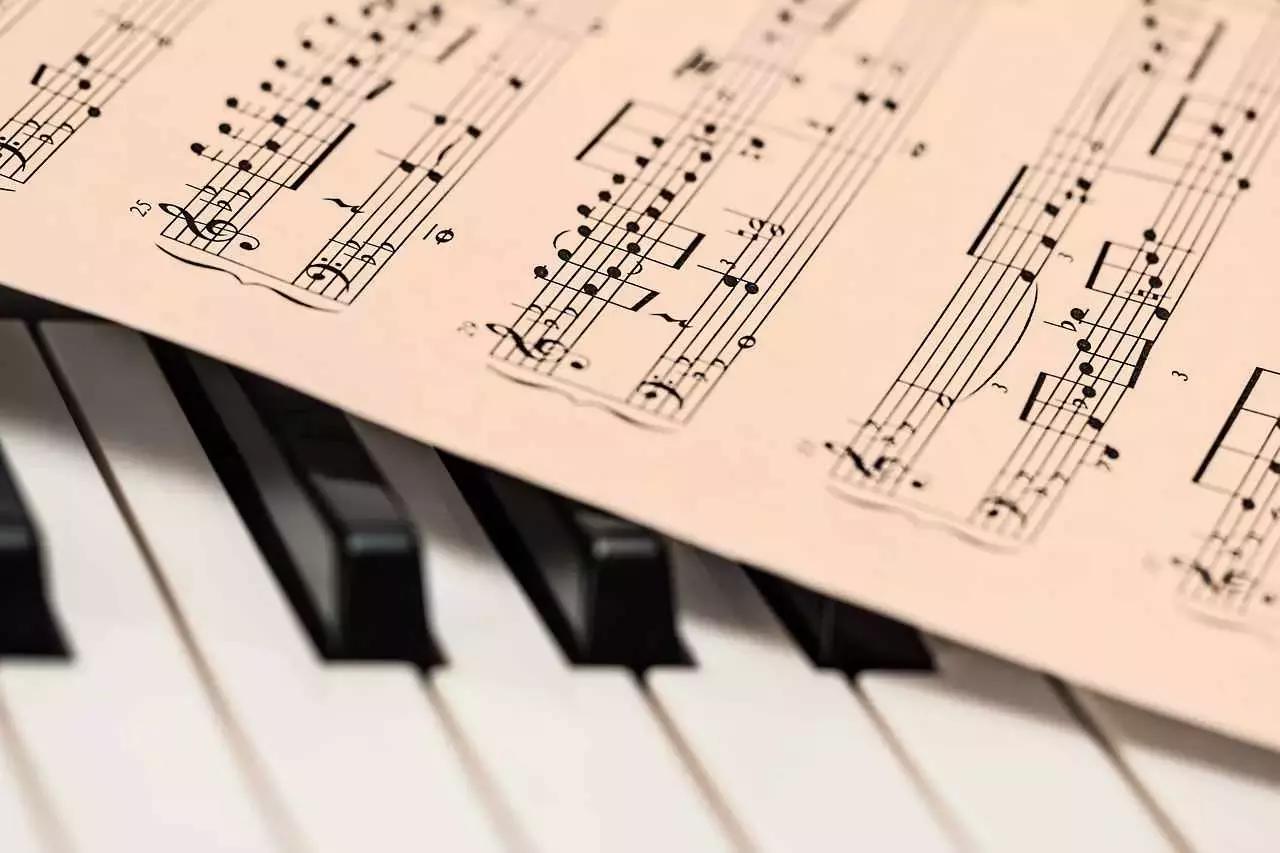 Perché non impegnarti per qualche mese nello studio del solfeggio? Non ti pentirai dei risultati cui arriverai grazie allo studio della teoria della musica.