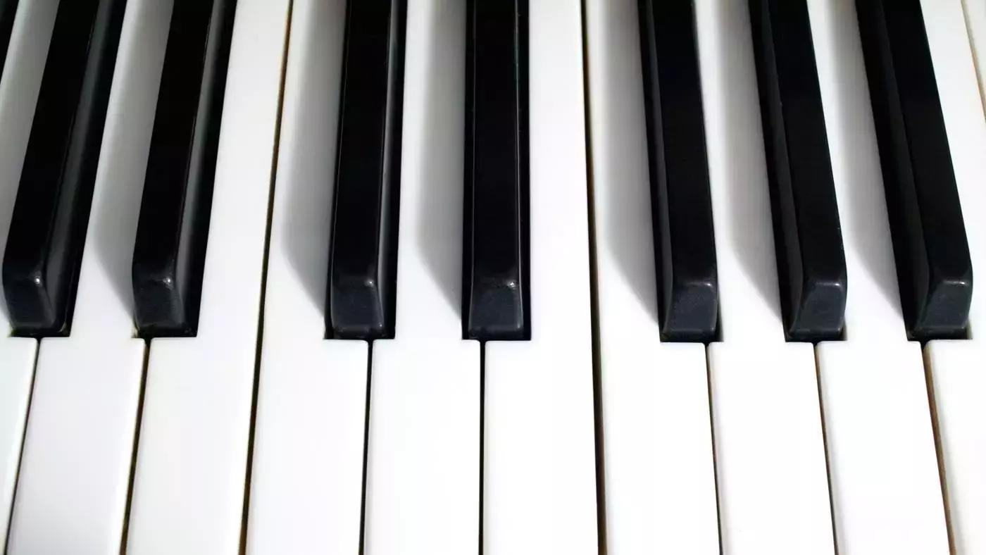 Su internet trovi molti siti, forum e comunità per la condivisione di spartiti per piano gratuitamente, ma per non violare il diritto d'autore scegli la musica classica di pubblico dominio oppure la musica contemporanea in creative commons.