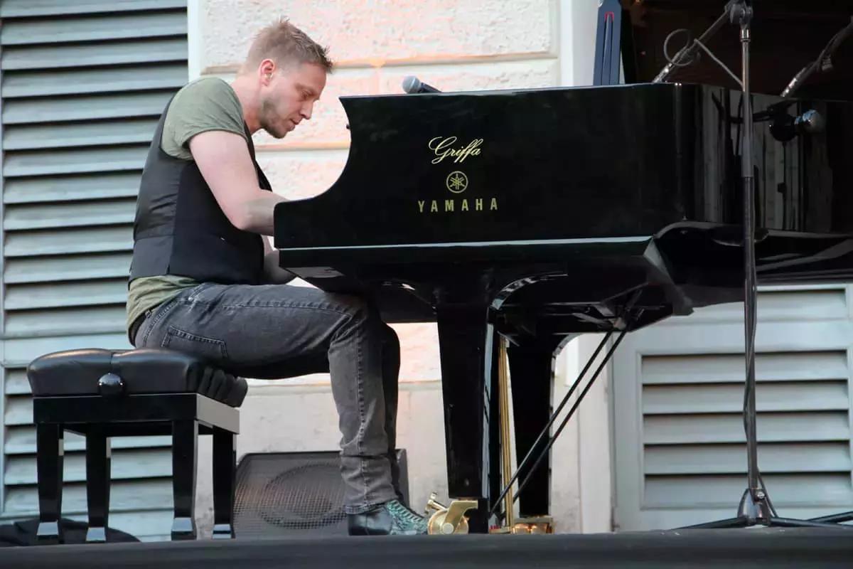 Puoi imparare a suonare il piano con un insegnante privato a Milano. 