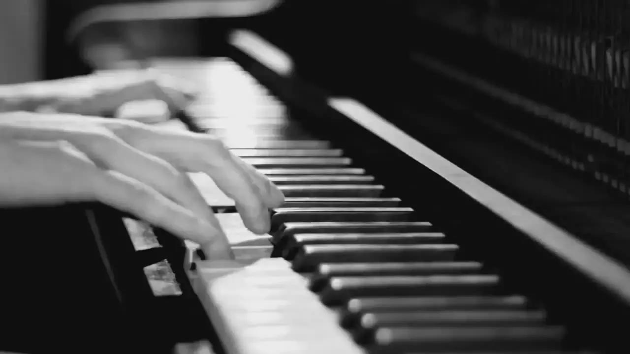 Imparare con un insegnante di piano è sempre meglio che cominciare a muovere i primi passi da autodidatta.