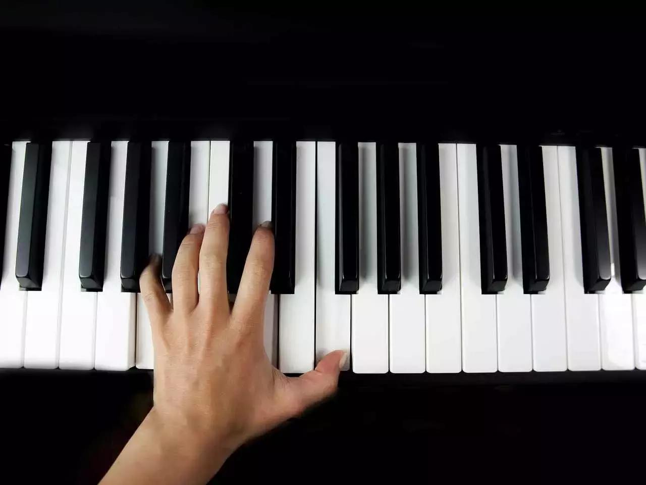 Il tuo insegnante privato di pianoforte, già dalla prima lezione, dovrà insistere parecchio su una posizione corretta del corpo e delle mani.
