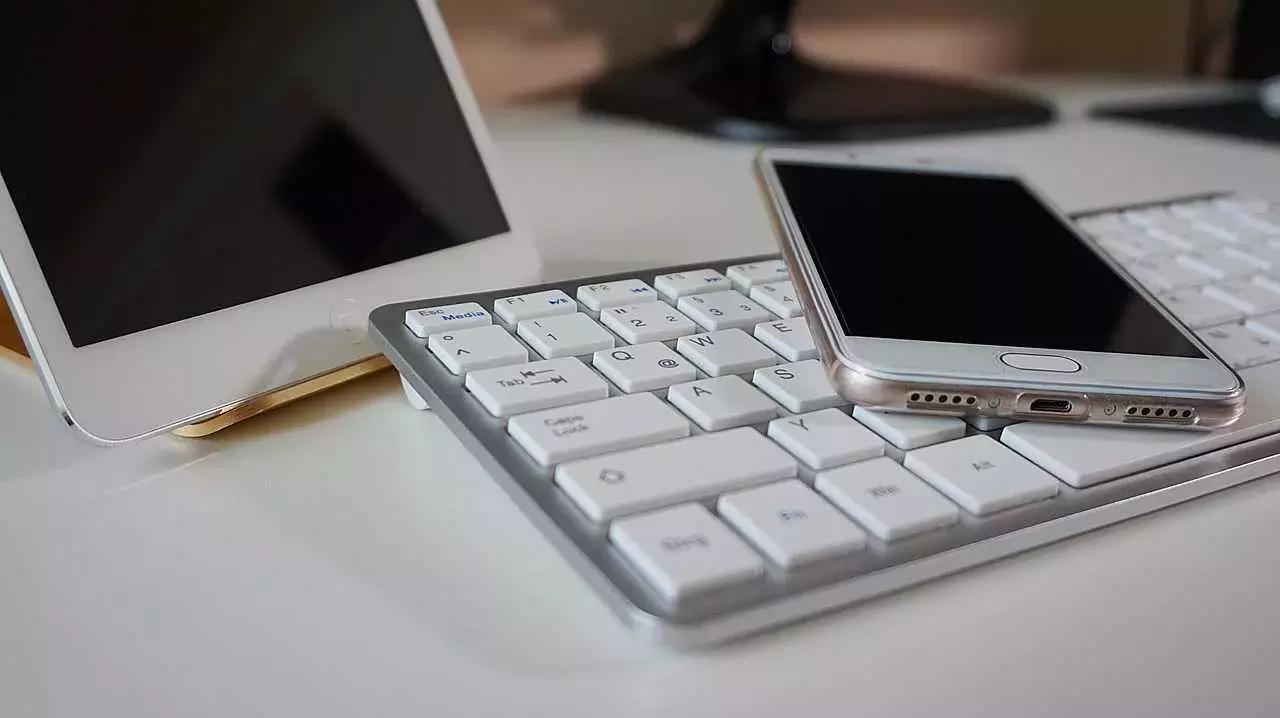 Questa è un’ulteriore riprova di quanto la lingua latina non vada considerata come lingua morta tout court. I suoi legami con la quotidianità sono ben presenti.