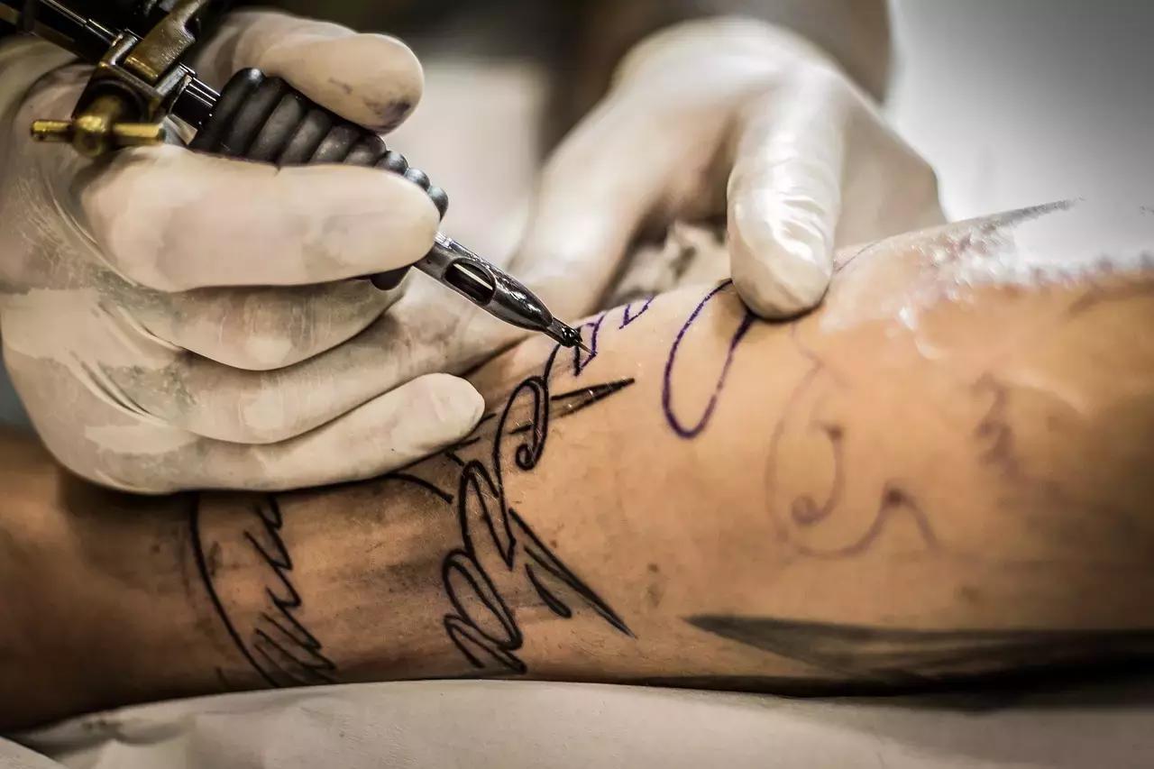 Molti ragazzi si tatuano sul braccio un motto latino trovato in un romanzo americano e di cui ignorano la traduzione corretta.