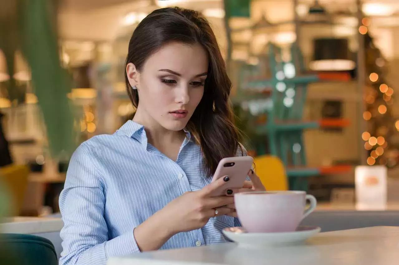Basterà avere con sé il tablet o lo smartphone, scaricare l’app e iniziare a ripetere declinazioni e regole della consecutio temporum.