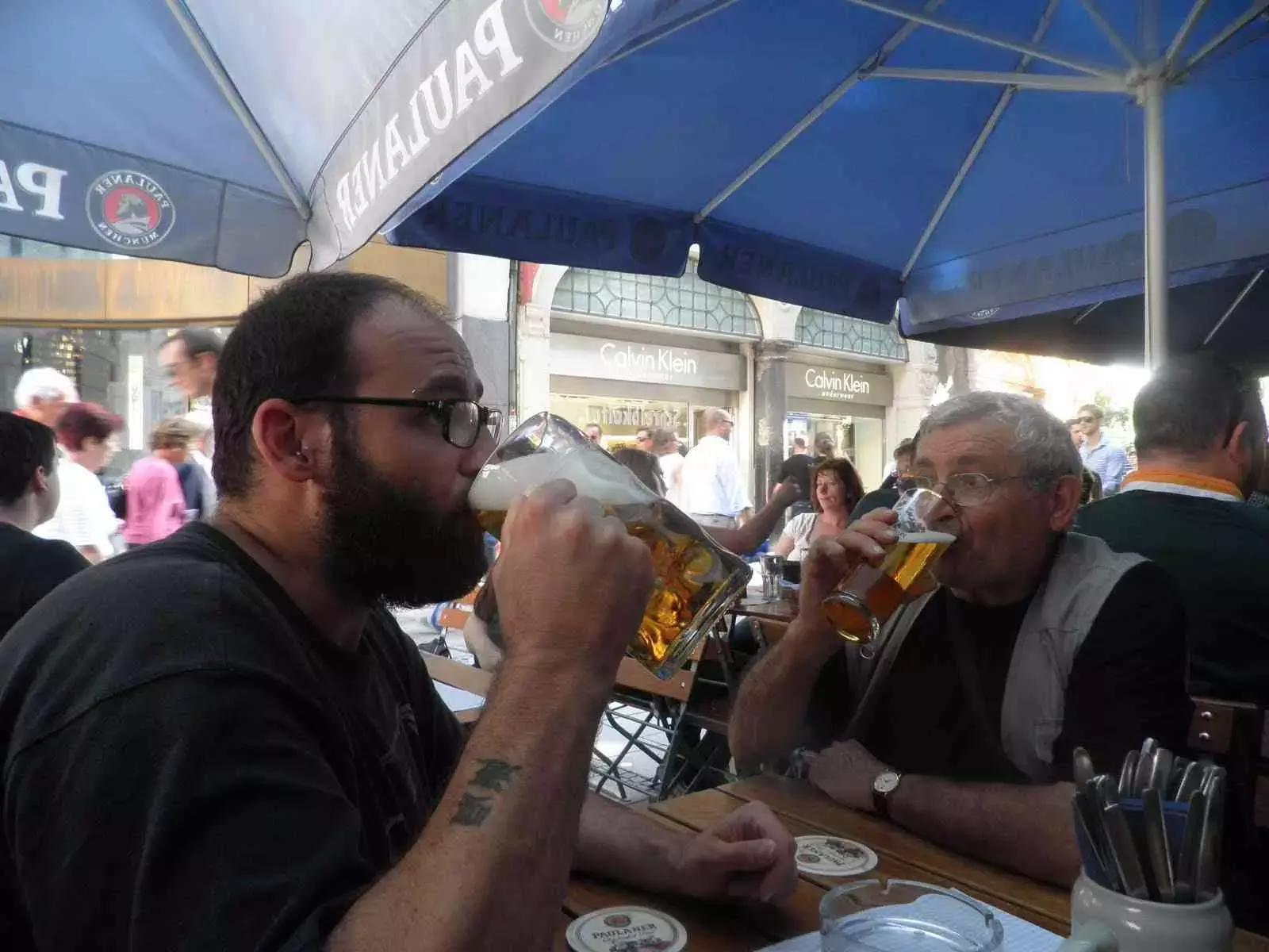 Quante volte nei bar si trovano orde di turisti famelici di informazioni e di chiacchiere con i locali? Approfittane.