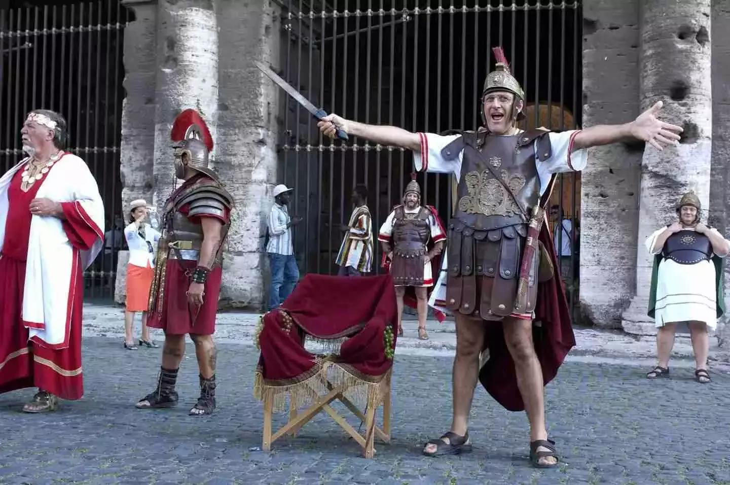 A Roma ancora oggi, girando per i vicoli attorno al Colosseo, puoi trovare dei centurioni veri e propri. Beh, magari, non sono proprio come quelli di 1.000 anni fa, però…