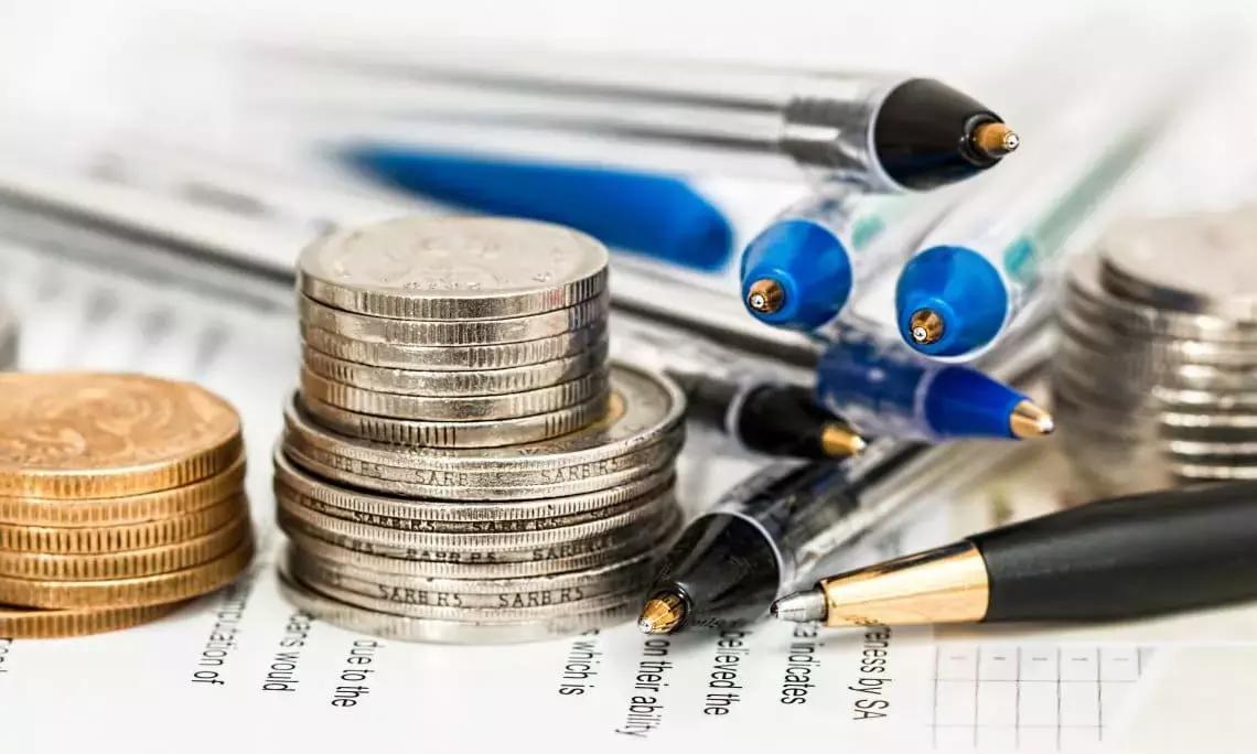 Per decidere la tua tariffa oraria come insegnante di tedesco analizza il tuo livello e quello dei tuoi studenti, calcola i costi vivi, le tasse e i prezzi degli intermediari che devi includere nella tariffa finale.