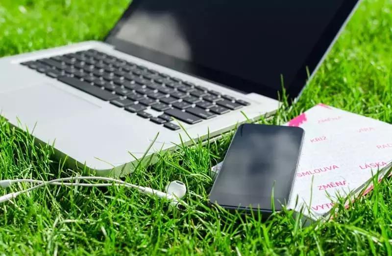 Per seguire le lezioni di yoga online non servono molte cose; una, però, è imprescindibile: la connessione Internet.