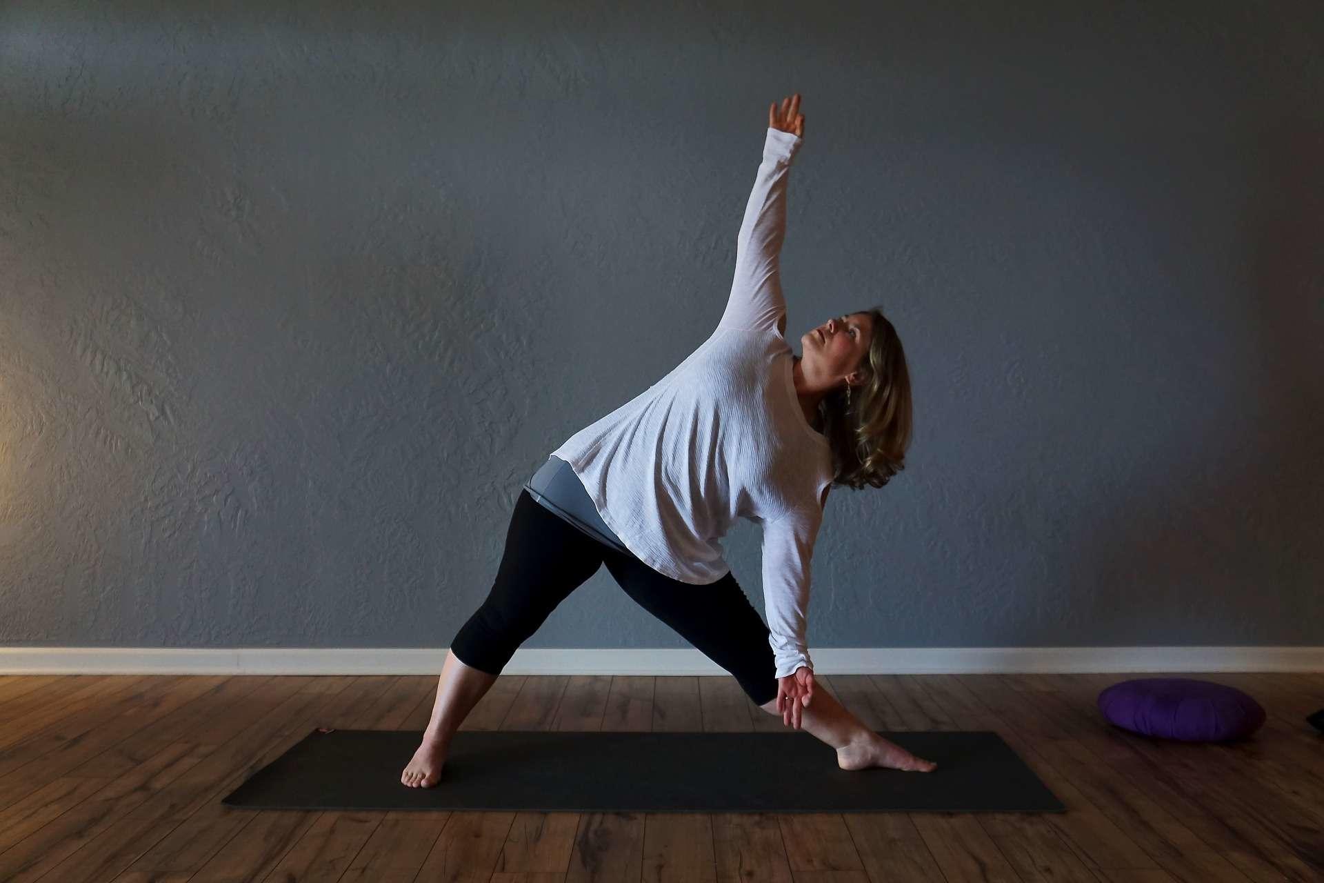 Seguire un corso di yoga direttamente a casa propria, senza nessuna costrizione e limitazione può essere davvero liberatorio. Con i video disponibili online sarà sicuramente più semplice!