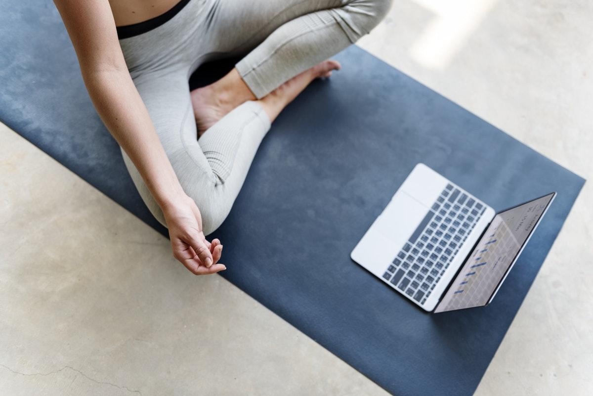 A saper cercare bene, gli amanti dello yoga potranno trovare nella rete internet una risorsa preziosa per i loro esercizi. I video disponibili online possono essere infatti grande fonte di ispirazione.