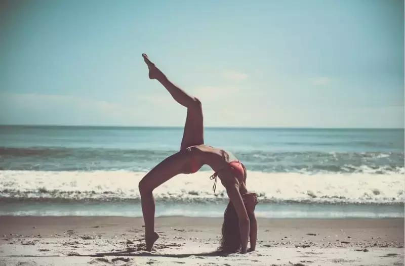 Il bello della disciplina dello yoga è che può essere praticata ovunque., ecco perché sta agli yoghisti stessi decidere dove svolgere la lezione, se all'interno o all'esterno, al parco o addirittura in spiaggia.