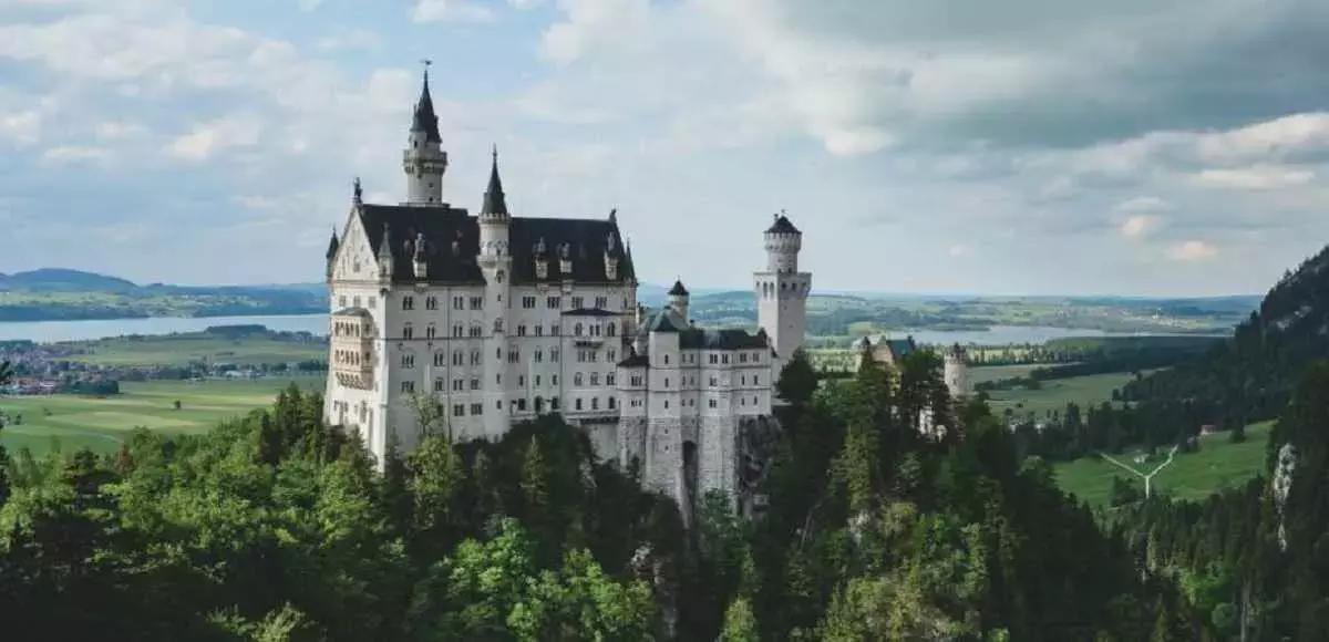 Di certo non vi sono molte similarità con l’Italiano, ma ve ne sono sicuramente con il Latino e con l’Inglese.