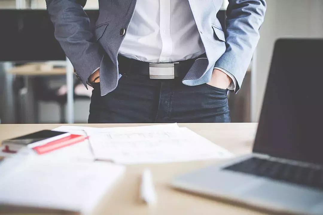 Per insegnare il tedesco devi avere un buon livello di conoscenza della lingua, fissare una tariffa, trovare gli studenti, fissare gli obiettivi del corso e preparare le lezioni con cura.