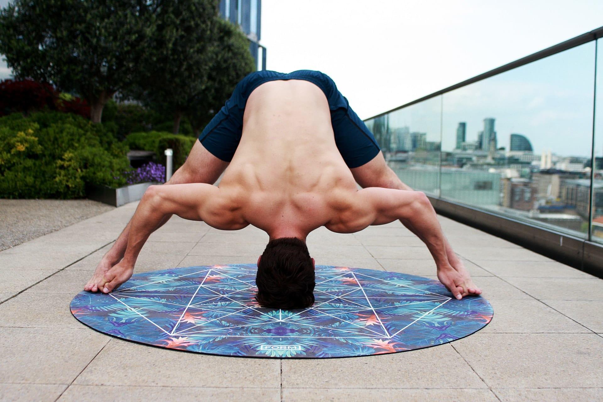 Seguire un corso online permette di eseguire gli esercizi e le posture seguendo il proprio ritmo e il proprio corpo, direttamente a casa propria o nei luoghi più rilassanti.