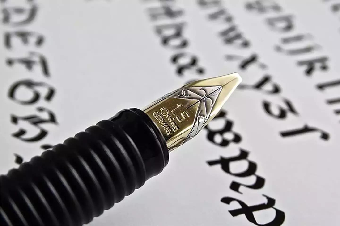 Le lezioni di latino possono essere estese alla calligrafia per imparare a scrivere nel modo giusto. 