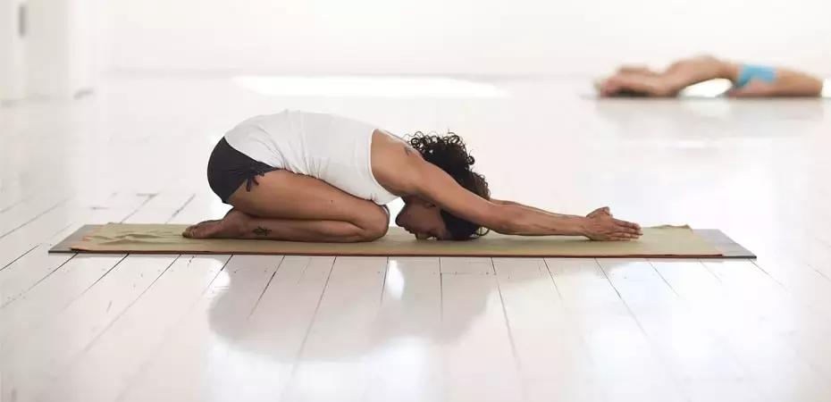 Tra i mille impegni di ogni giorno, capita che non si riesca a dare seguito alle proprie passioni. Fare yoga online permette di praticare questa disciplina senza rigide costrizioni a livello di orari e luoghi.