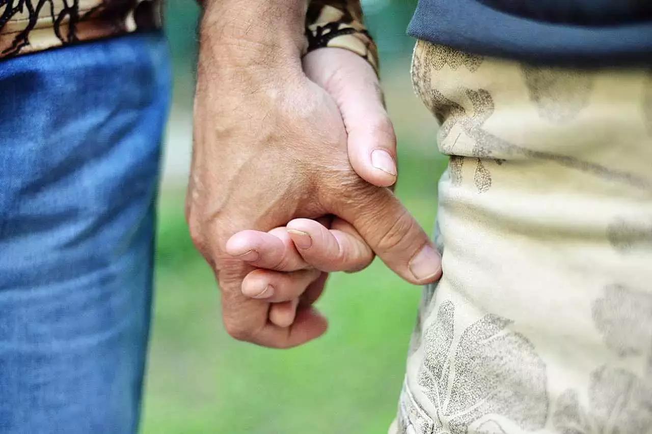 D’altro canto, all’origine i Romani avevano invaso anche la Sassonia e quindi un influsso del Latino nelle lingue germaniche è sicuramente rimasto.