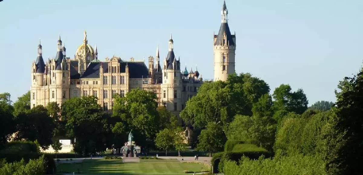 Non si tratta di una lingua così ostica come potrebbe sembrare, anzi ha molto da offrirti a livello culturale.