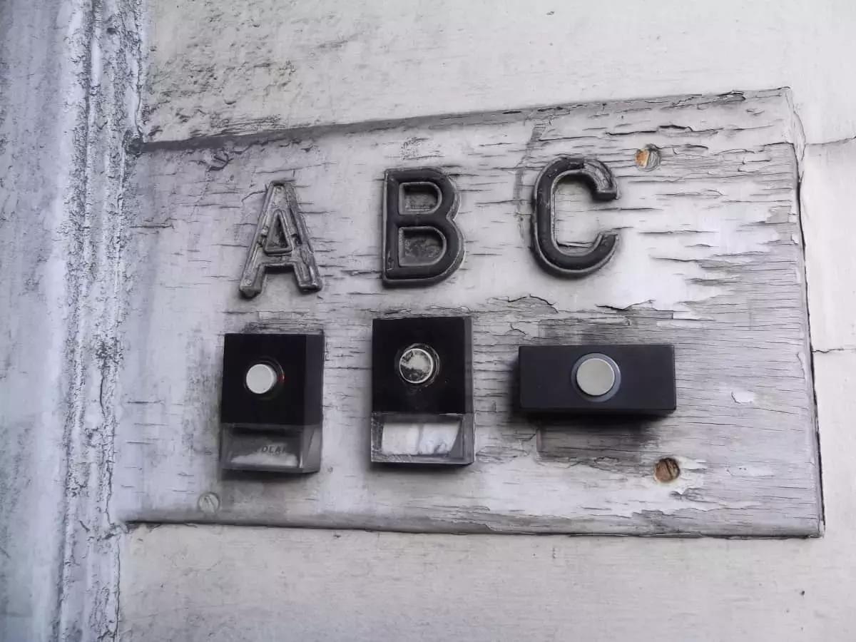 L'alfabeto latino si ispira a quello etrusco, a sua volta mutuato da quello greco e fenicio, ma subisce variazioni nella forma di scrittura soprattutto nel medioevo.