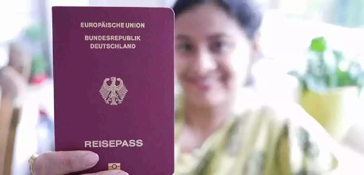 Impara innanzitutto un po’ di storia recente della Germania e dei tedeschi. E poi trova un lavoro, ottieni un passaporto, …