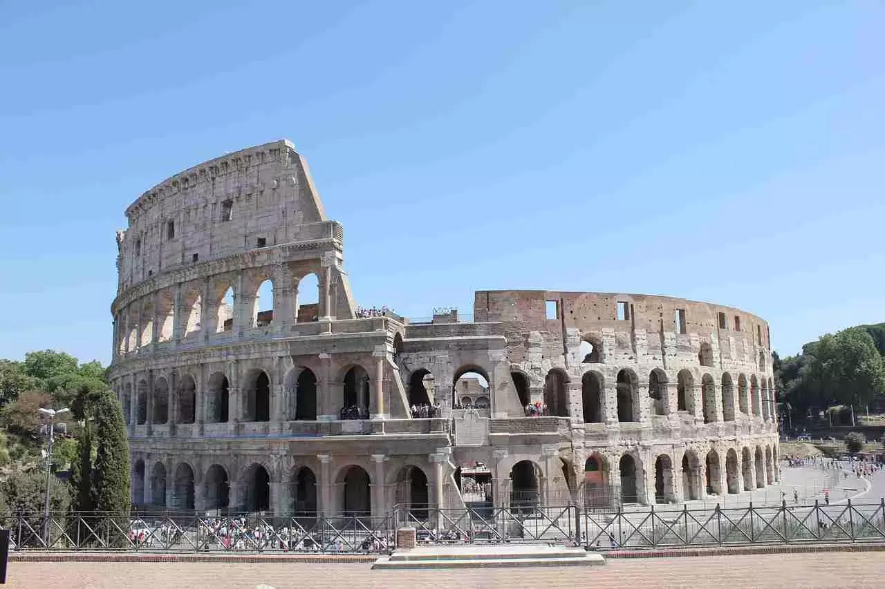 Per le battaglie su barche, il Colosseo veniva riempito d’acqua: centinaia, migliaia di romani liberi venivano ad assistere a questi spettacoli dell’epoca.