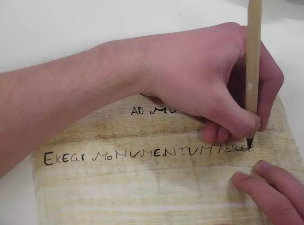 Per imparare a scrivere in latino senza l'aiuto di un dizionario devi cambiare il tuo approccio alla lingua: trattala come una lingua viva e cerca di imparare i vocaboli dal contesto, dopo aver imparato le declinazioni a memoria.