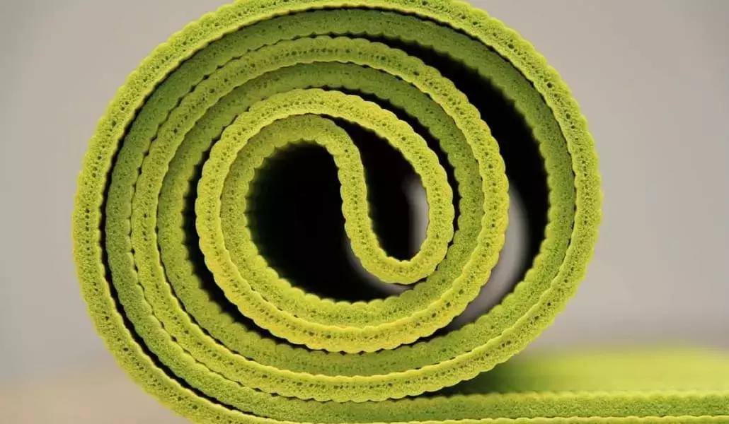Uno degli strumenti più utilizzati per lo yoga è il tappetino!