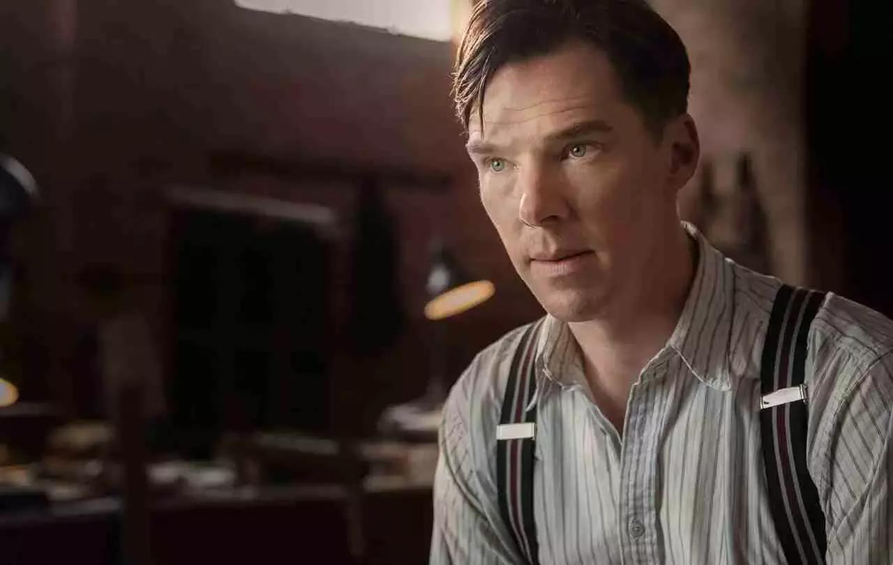 Si tratta di un film appassionante in cui è possibile ripercorrere la storia del ragazzo che premise agli americani di decriptare I codici segreti dei tedeschi: Alan Turing.