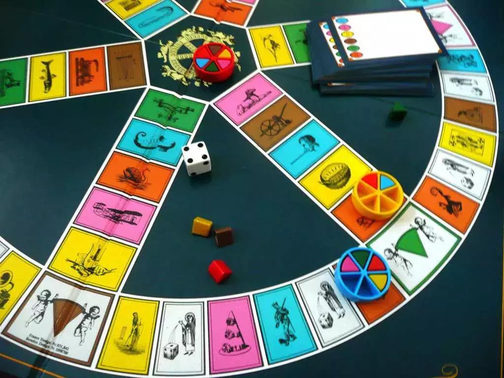 Un gioco da tavolo con dei veri tedeschi per mostrare loro che padroneggi la loro lingua e la loro storia.