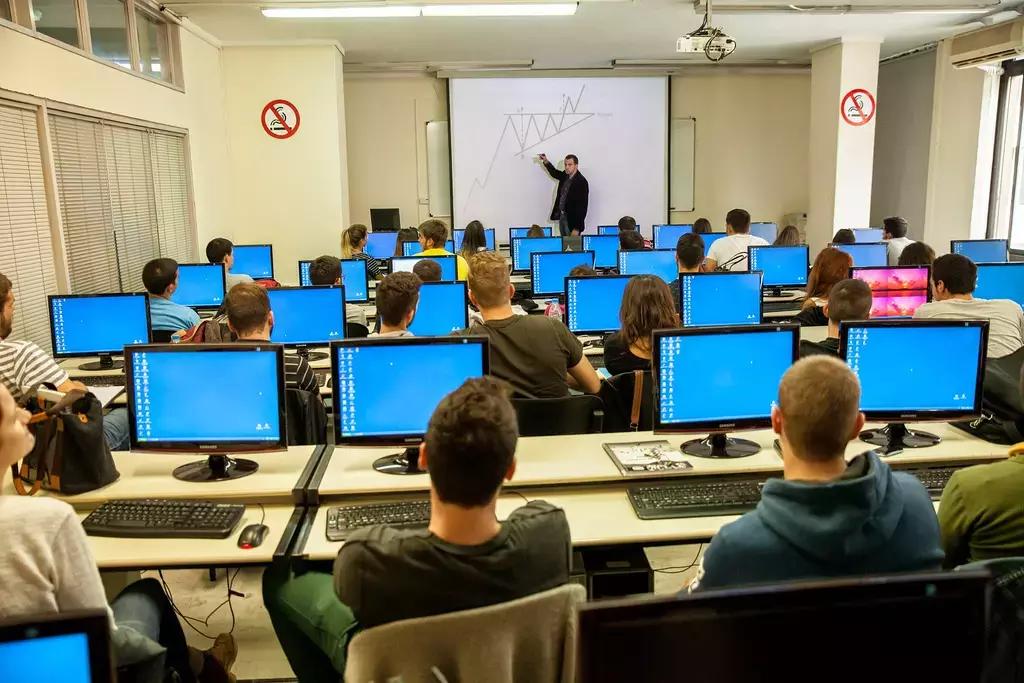 La tecnologia può aiutarci a imparare nuove cose, compreso il latino!