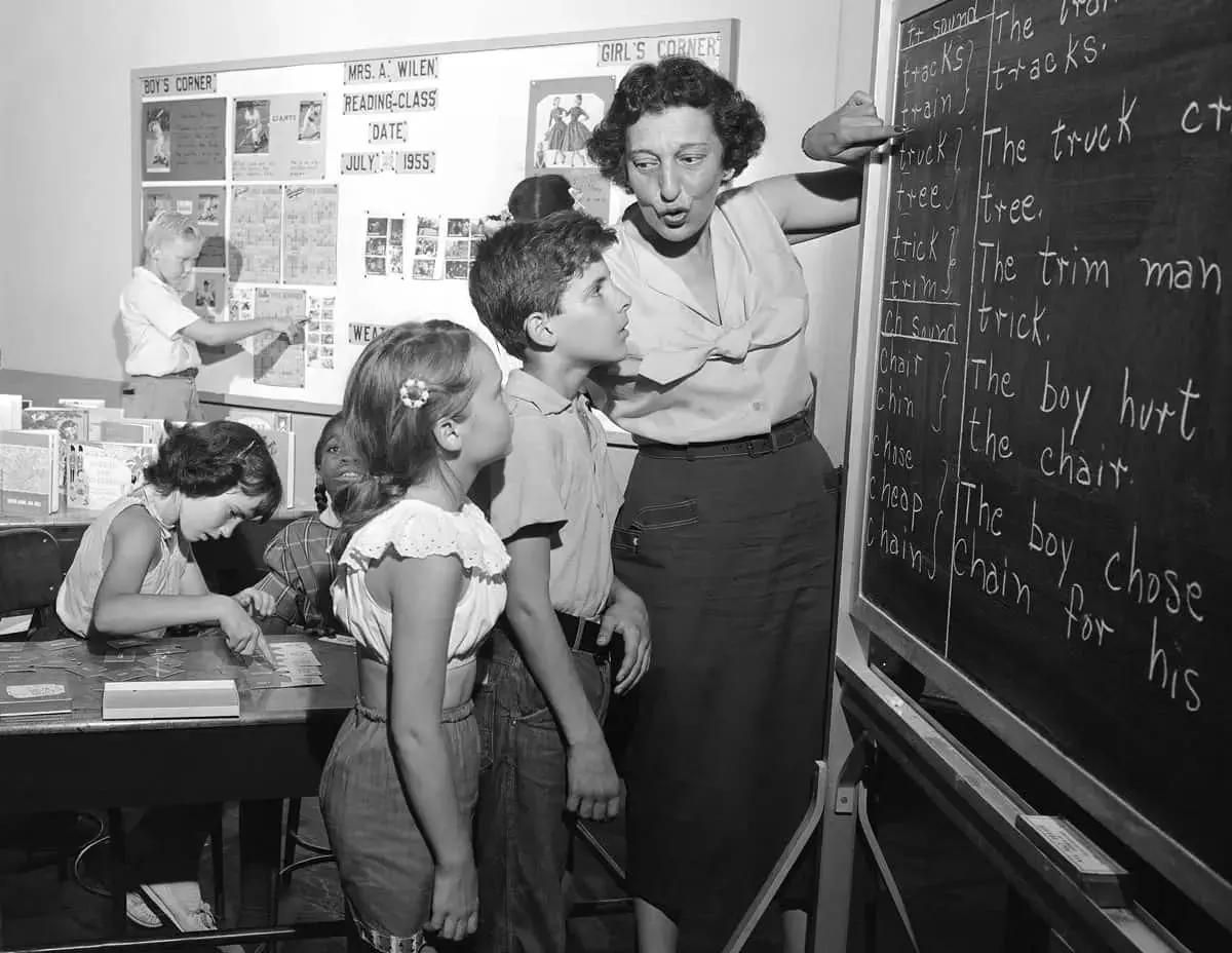 Il latino può essere insegnato in maniera diversa per evitare la pura ripetizione approcciare la lingua in modo naturale. 