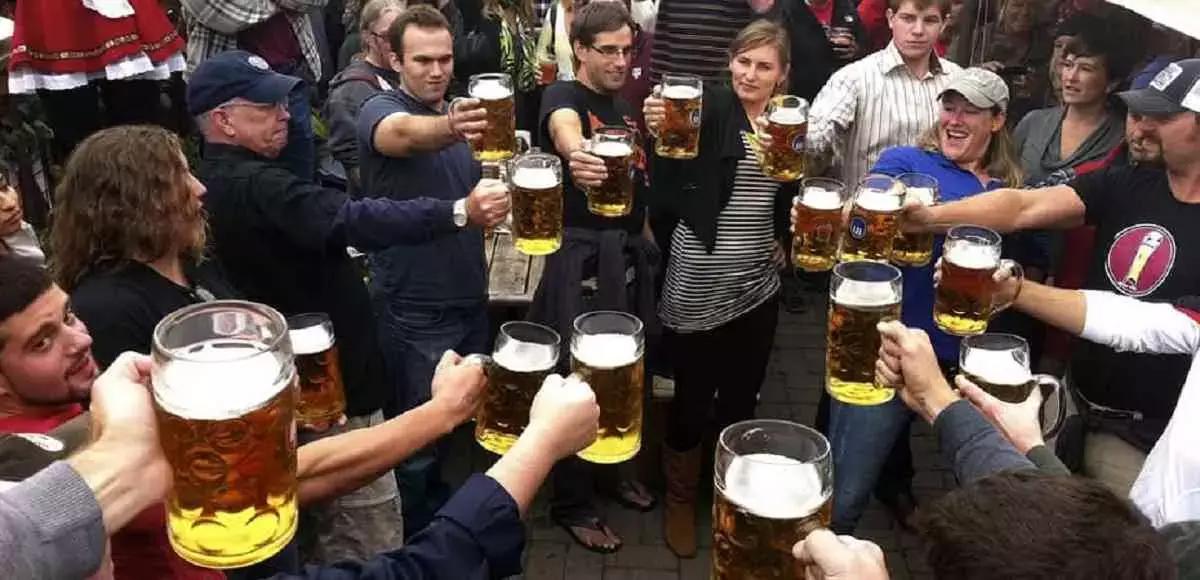 Tv, internet, bar, quotidiani, … esistono diversi modi per affiancare le tue lezioni di Tedesco e migliorare rapidamente.