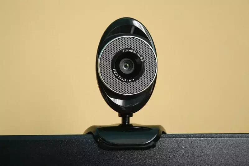 Seguire un corso di yoga con un insegnante a distanza è possibile grazie a strumenti tecnologici come la webcam.