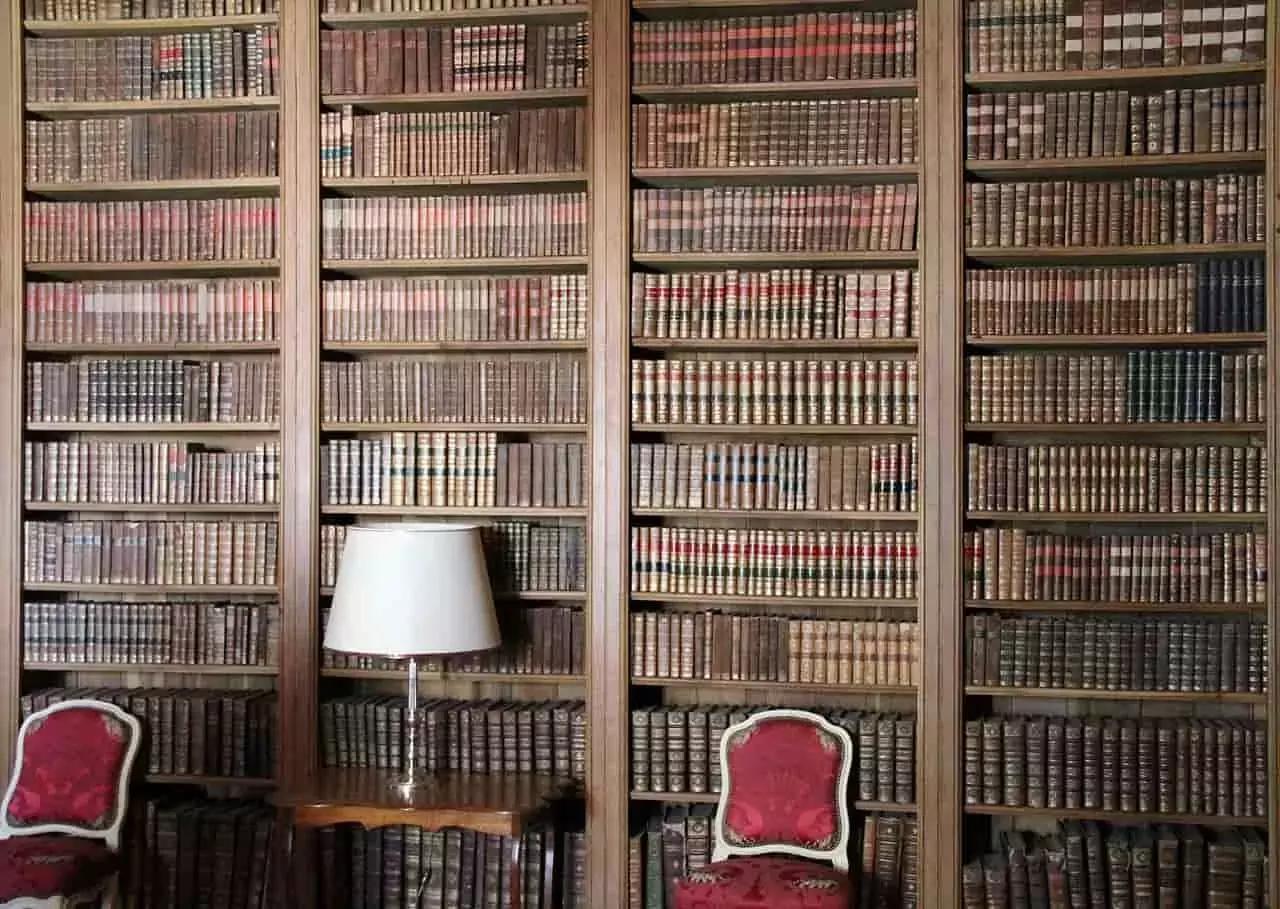 Ti basta comprare un libro di tedesco che comprenda la grammatica,la fonetica e gli esercizi. 