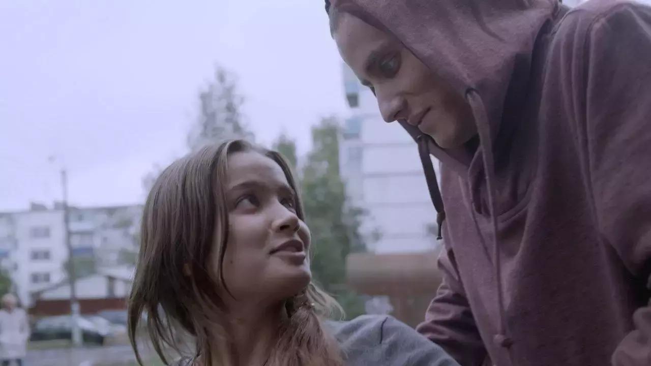 In questo film, la gioventù è protagonista di una ribellione rabbiosa di fronte ai pregiudizi della società.