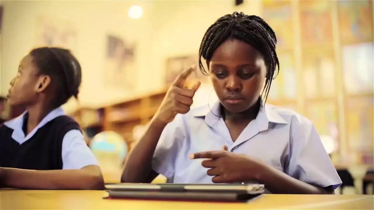 Molte app per l'apprendimento delle lingue usano i file audio per esercitare la comprensione orale. 