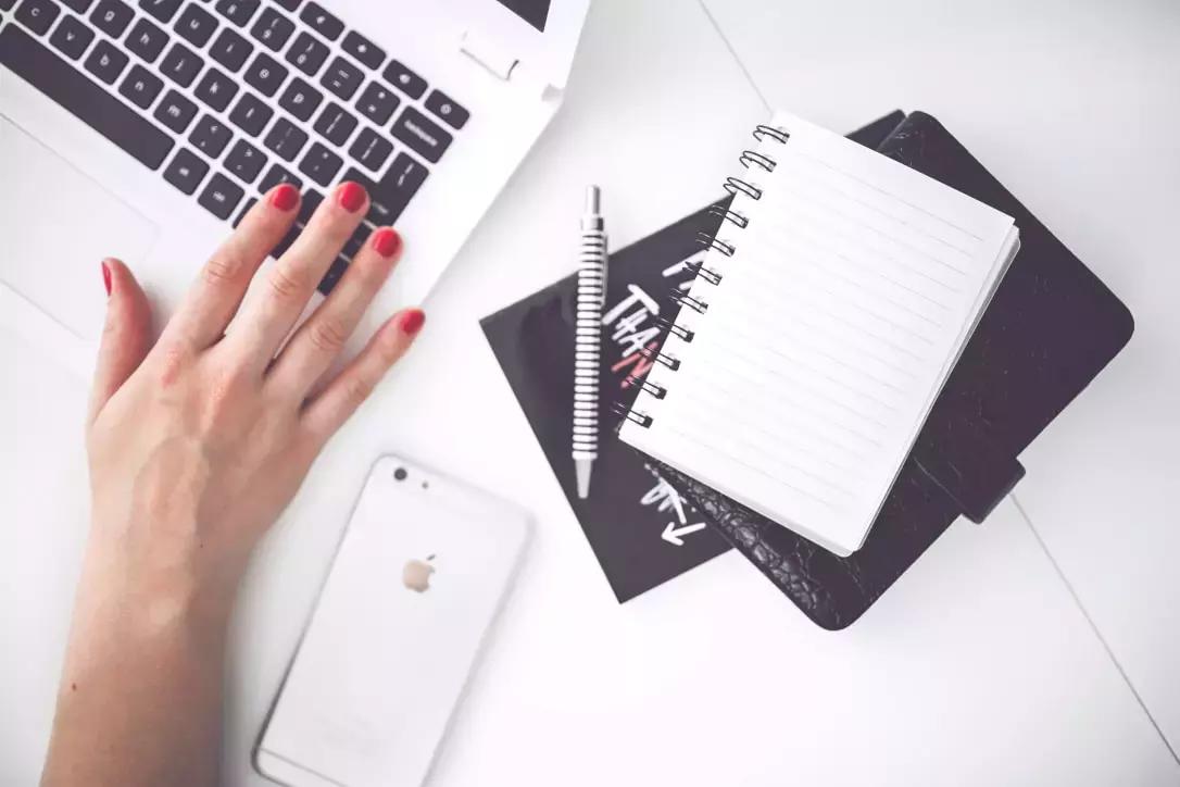 Oltre all'università, un aspirante insegnante di tedesco può cercare di approfondire la lingua con i corsi online, le app, i MOOC.