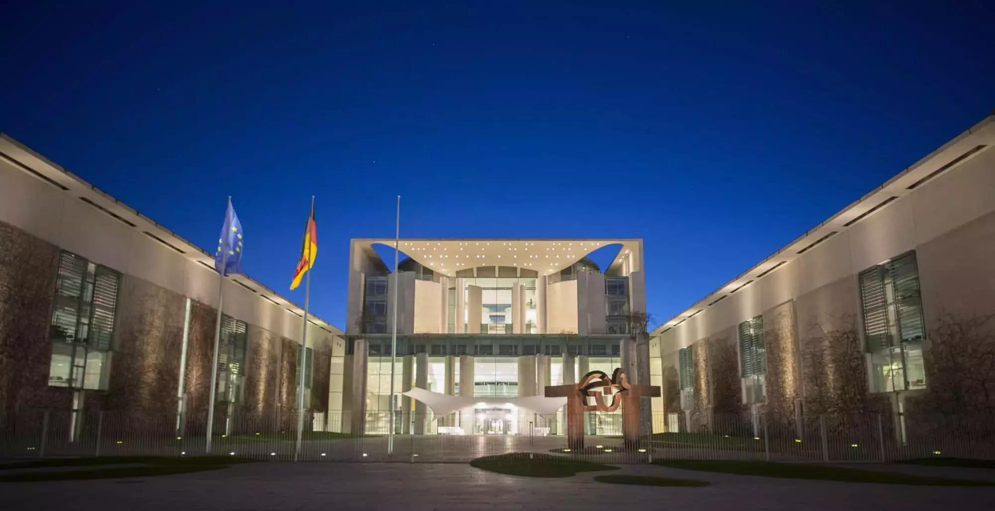 Si può insegnare tedesco senza l'abilitazione lavorando come supplenti per la scuola pubblica, insegnanti per le scuole paritarie e le scuole di lingua private oppure dando lezioni di tedesco a domicilio.