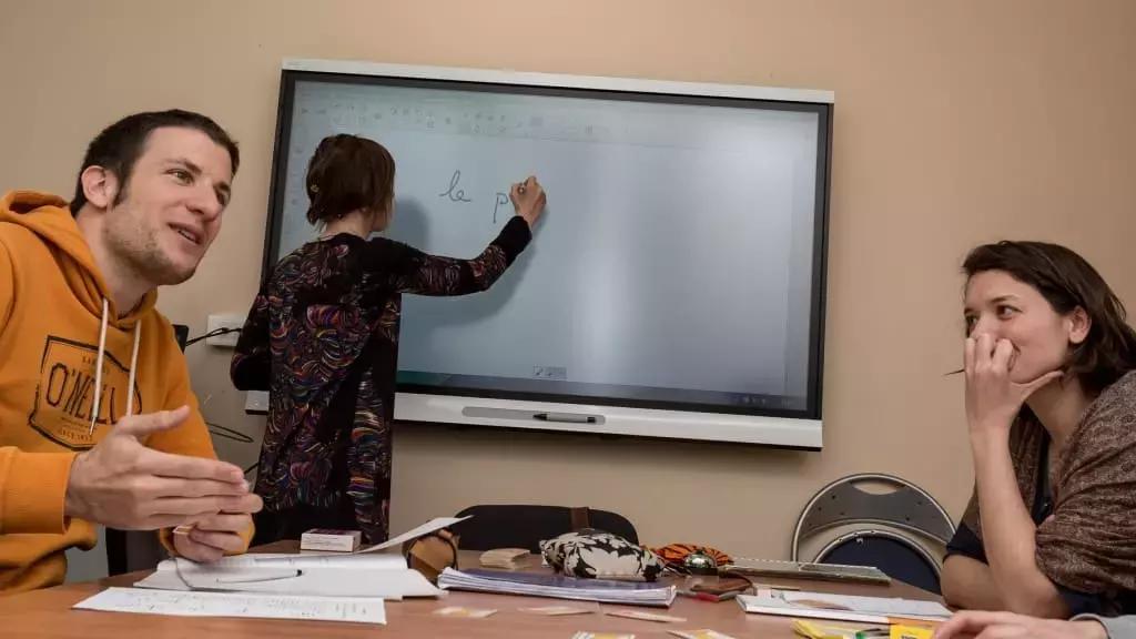 I corsi di tedesco in molte scuole di lingua di Milano si tengono in piccoli gruppi.