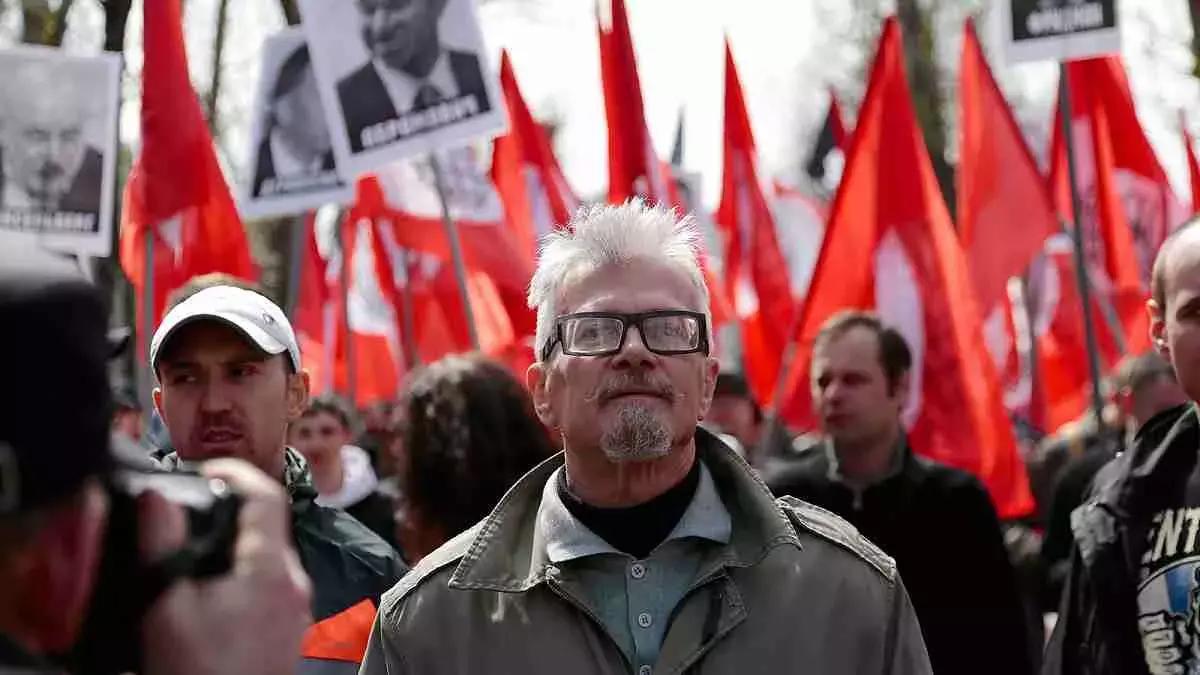 Ha fondato il partito nazional bolscevico negli anni più recenti; prima ha condotto una vita dissoluta, a volte di gusto e morale assai dubbi.