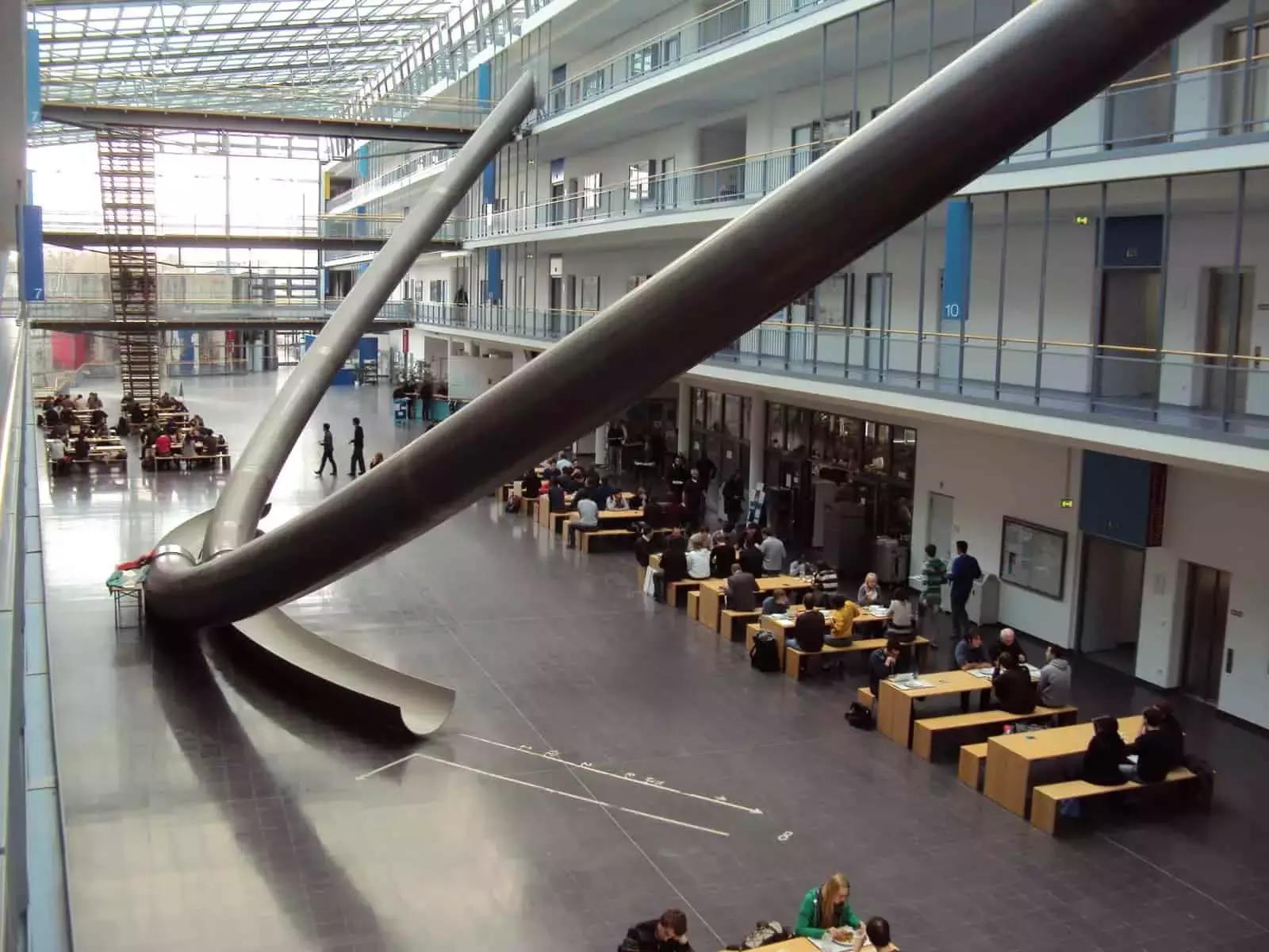 Il percorso di laurea più adatto a chi vuole diventare insegnante di tedesco è quello che ti permette di avere i crediti necessari per accedere al concorso per docenti della scuola, ossia le lauree in lingue, mediazione e affini.
