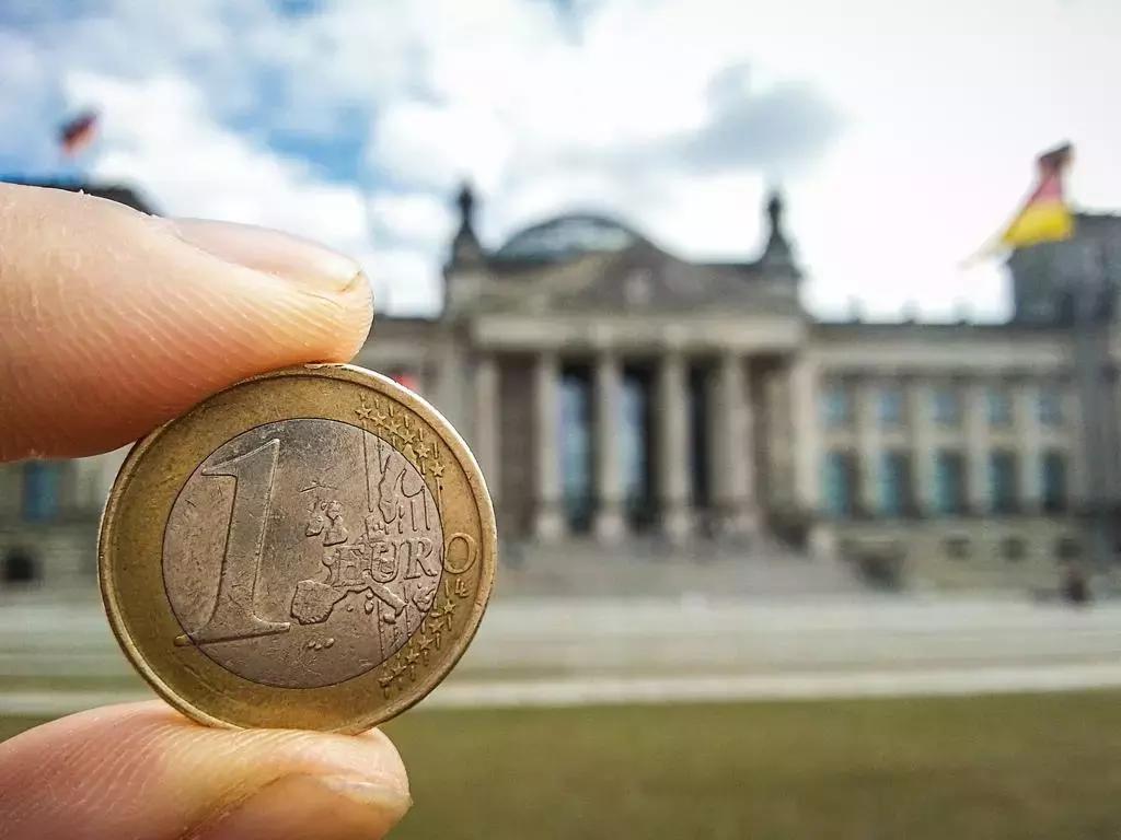 La presenza di una Banca Centrale Europea e l'introduzione di una moneta unica sono incentivi importanti alla cooperazione tra gli Stati dell'Unione Europea e favoriscono gli scambi commerciali.