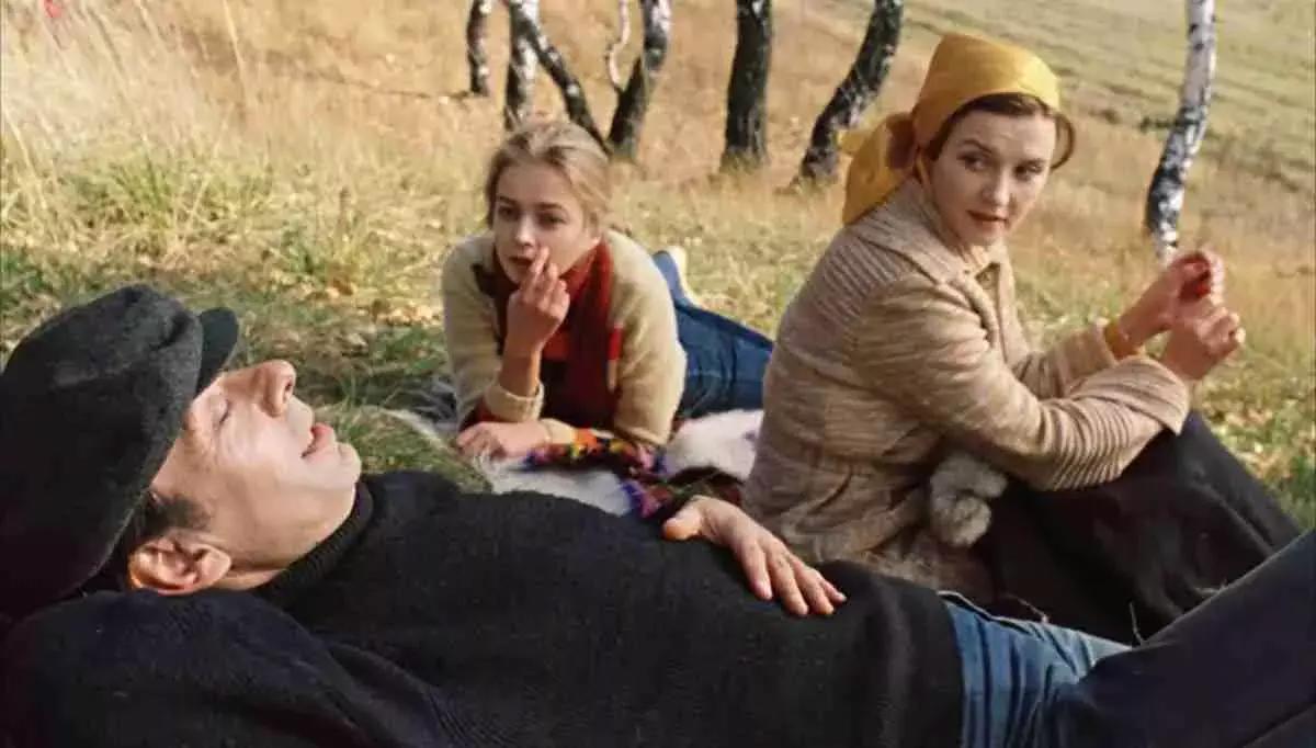 Racconta le storie di ordinaria follia di tre eroine, tre donne semplici alle prese con i problemi della quotidianità.