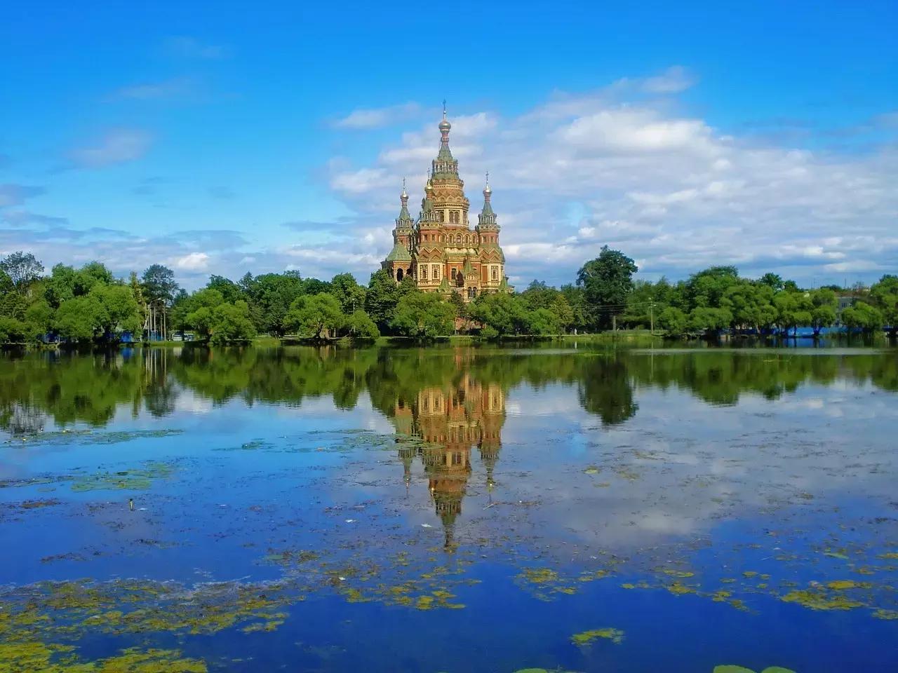 Un viaggio in Russia, per esempio Petergoff come nell'immagine, ti permetterà di conoscere meglio la lingua russa.