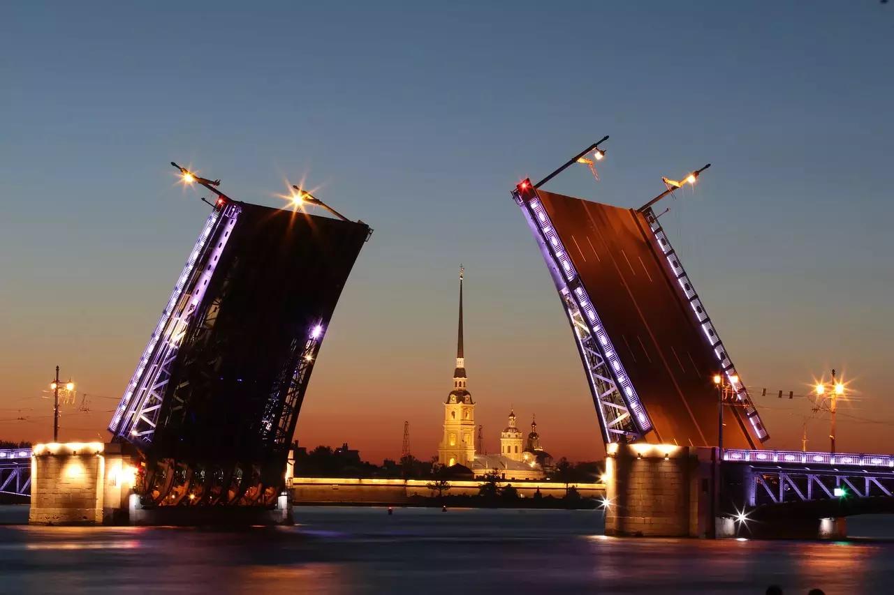 I ponti di Pietroburgo sono uno degli spettacoli di cui godere in Russia!