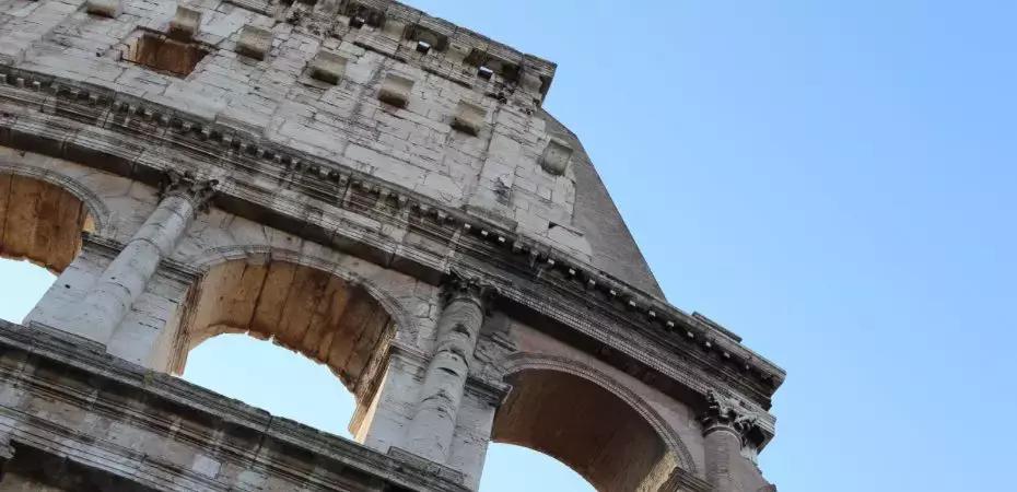 L'italiano deve molto al latino e il greco; la storia infatti ha fatto sì che ci fossero queste contaminazioni.